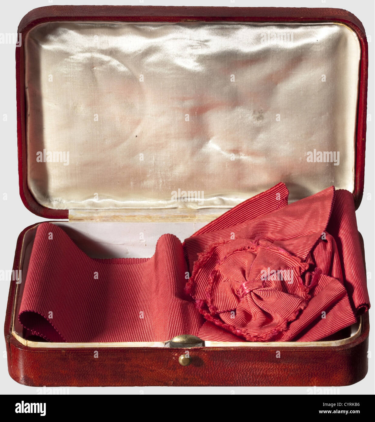 Un caso e un telaio per un ordine di ordine dell'Ordine di San Alessandro Nevsky, Russia, regno di Tsar Nicholas II(1894 - 1917)caso rosso rivestito in pelle (verniciato) con rivestimento di seta bianca (inserto mancante). La copertura con un'aquila russa a doppia testa stampata (restaurata in parte), chiusura a pulsante. Dimensioni 21.2 x 13.6 x 5.8 cm. Alcuni danni. Incluso e' il Sash di prima Classe con nastro di seta a coste annaffiata. In condizioni di utilizzo,storico,storico,1910,XX secolo,XIX secolo,medaglia,decorazione,medaglie,decorazioni,badge d'onore,badge d'onore,badge,diritti aggiuntivi-clearences-non disponibile Foto Stock