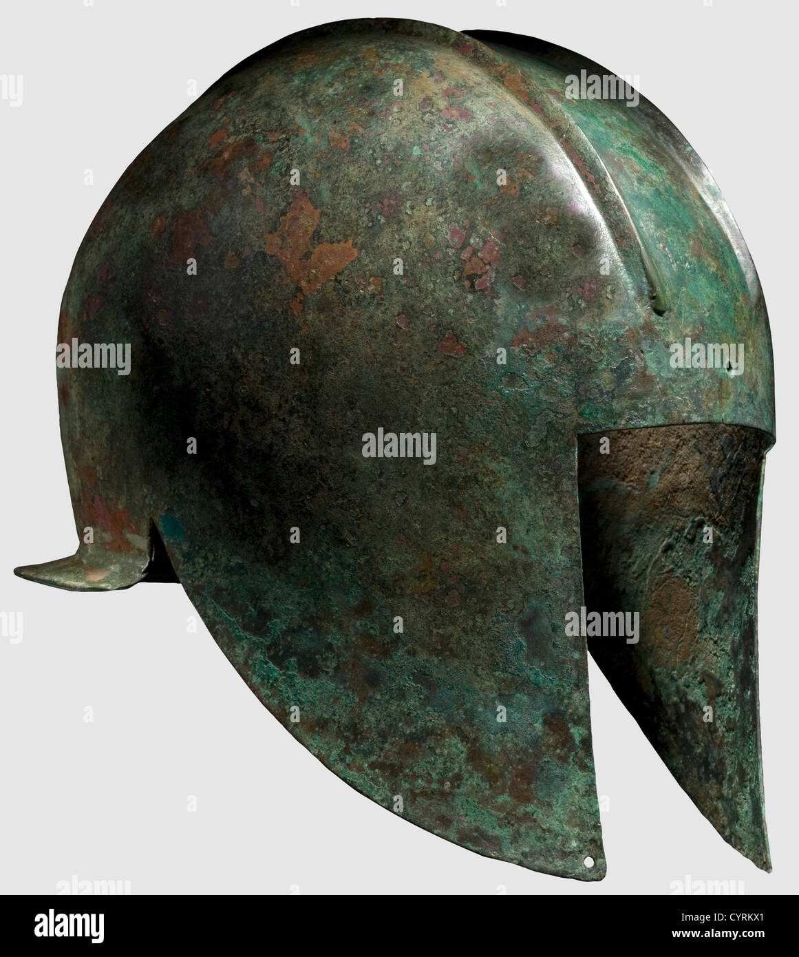 Un casco Illirico, VI - V secolo a.C. Bronzo con patina verdastra chiara. Cranio emisferico con base cresta contornata da doppie creste,fori di fissaggio su entrambe le estremità. Apertura facciale quadrata, le guance appuntite che mostrano i fori per fissare le cinghie del mento. Protezione collo stretta e flangiata. Altezza 21.5 cm. Casco molto ben conservato con sostanza metallica e patina fine. Piccoli restauri nella zona della base cresta e alla guardia del collo,storico,storico,mondo antico,mondo antico,tempi antichi,oggetto,oggetti,still,clipping,cut-ou,Additional-Rights-clearences-not available Foto Stock