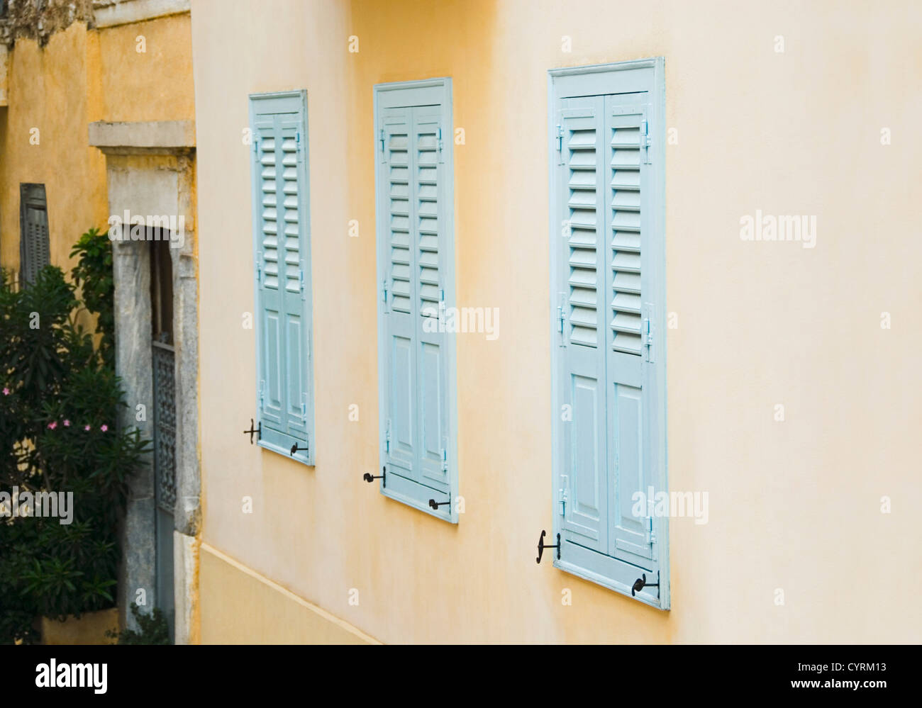 Le finestre chiuse di una casa, Atene, Grecia Foto Stock