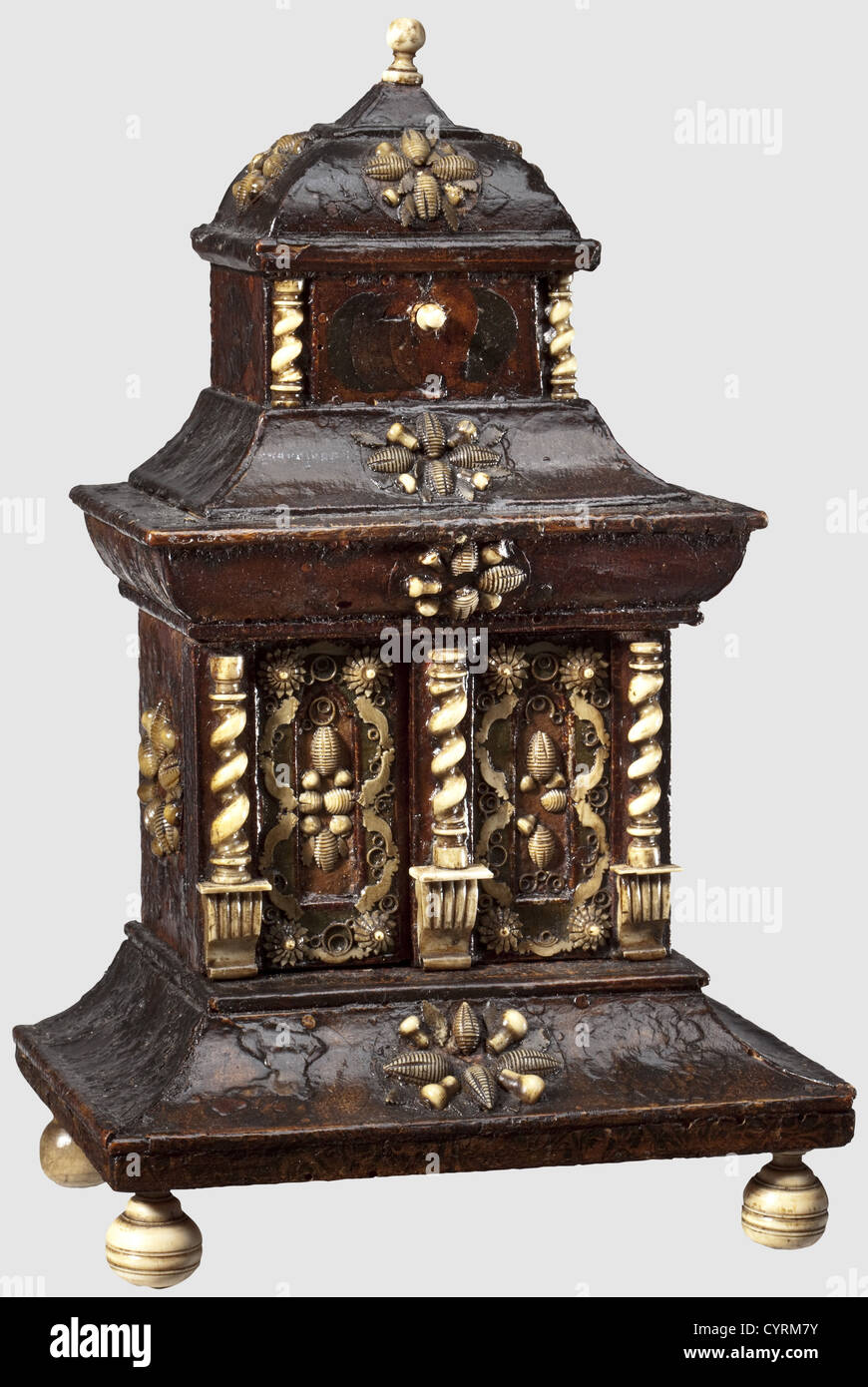 Un armadietto in miniatura, Berchtesgaden, circa 1710 di legno dolce coperto con decorazione elaborata di carta incollata, decorativa e fiori di tessuto con applicazioni di osso finemente tornito.ampia base stampata su piedini a sfera torniti di osso, un piede un vecchio ripostiglio.armadio con ante e sei cassetti interni.piano a più livelli con un imbullonato, coperchio incernierato.gli interni e. Esterni dei cassetti e l'interno del coperchio coperto con carta decorativa di alta qualità. La carta verniciata rossa in bronzo reca la firma del cartiere Augusta, Johann Chris, Additional-Rights-Clearences-non disponibile Foto Stock