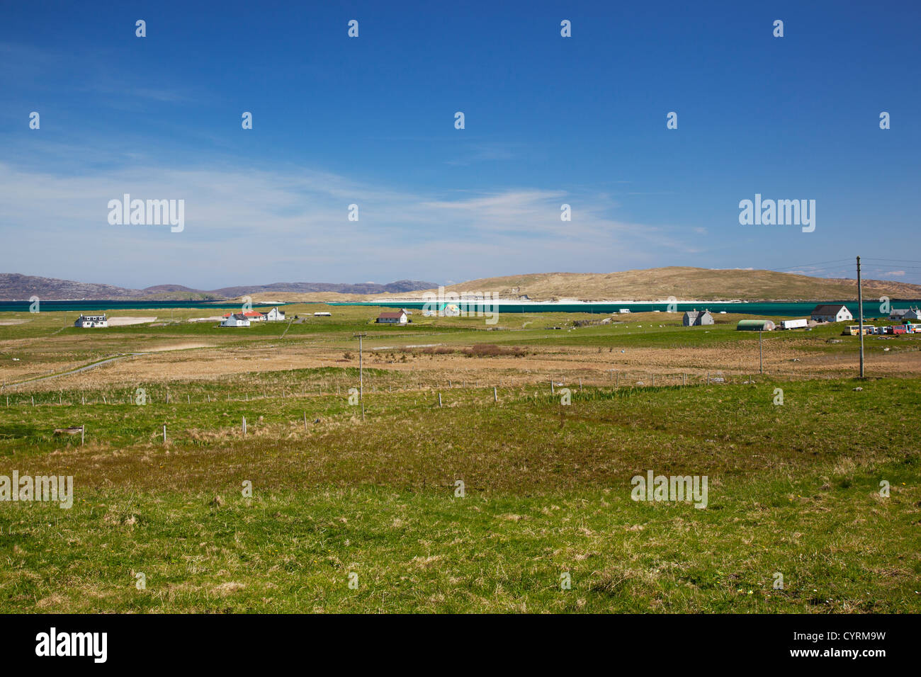 Vista attraverso il paesaggio crofting di Barra verso il mare e l'isola di Fuday (Fuideigh) nella distanza. Foto Stock