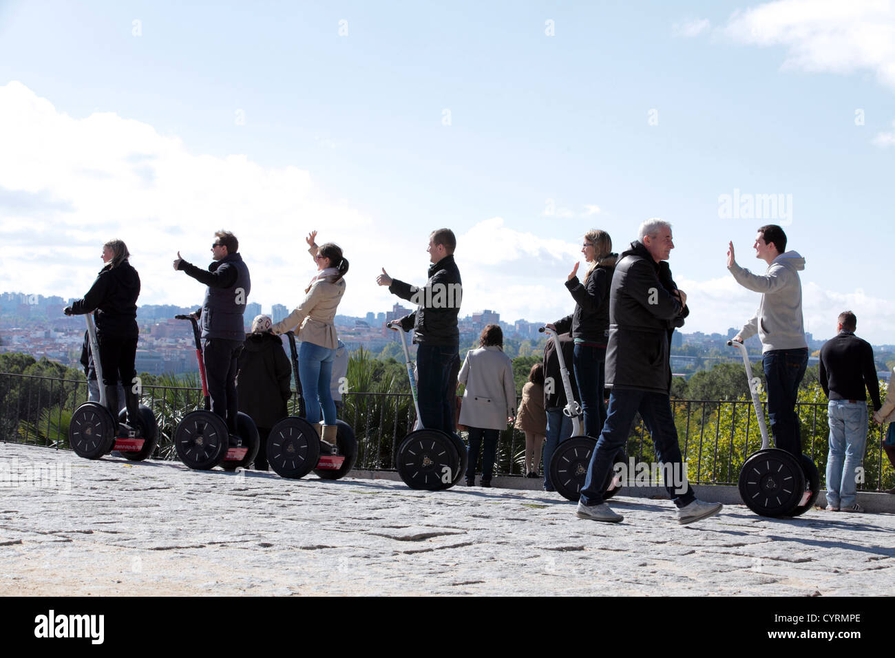 Gruppo di turisti in visita guidata di Madrid il Seqway tour, si affaccia Casa de Campo, Madrid, Spagna Espana Foto Stock