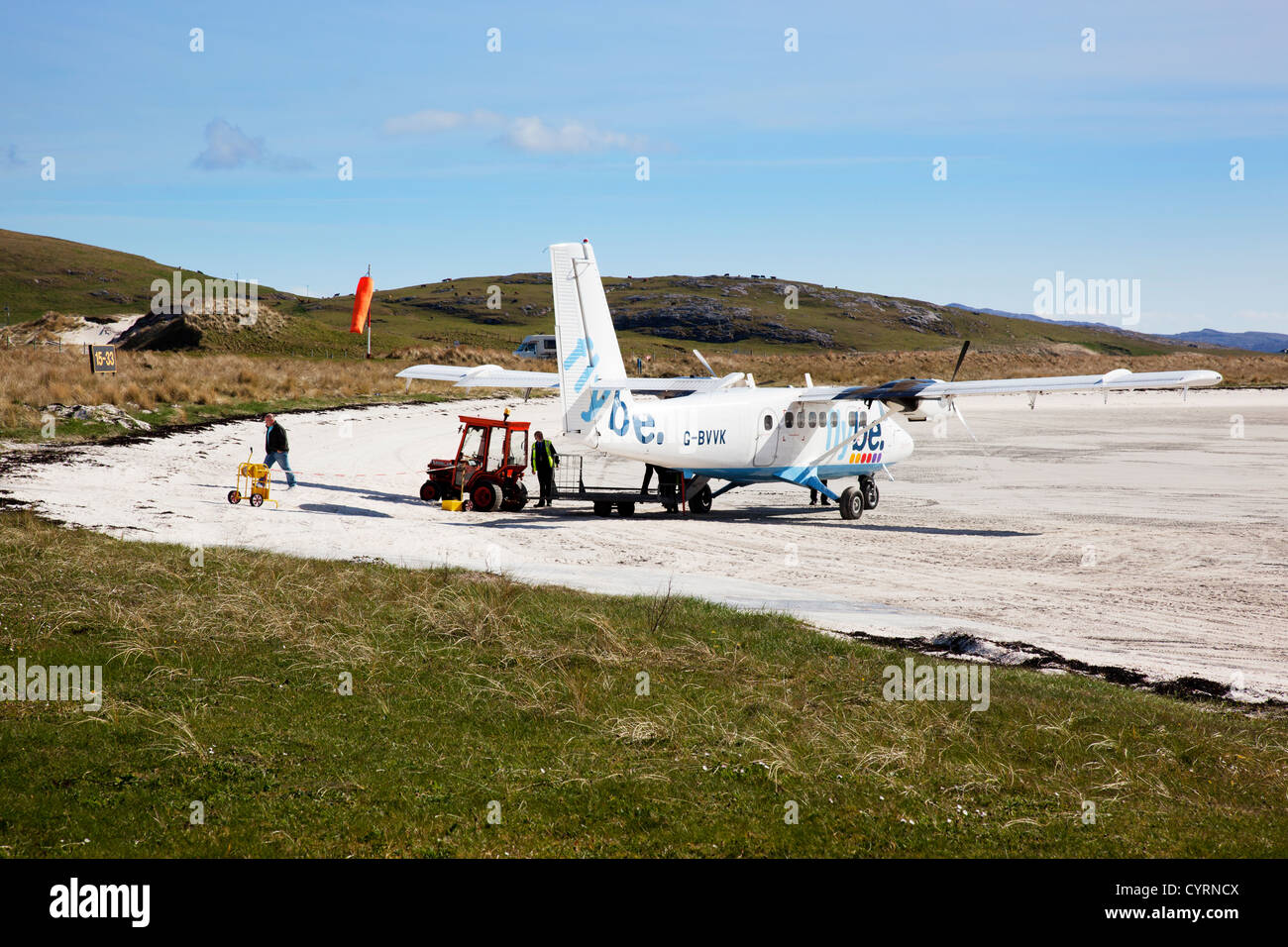 Lo sbarco di passeggeri e bagagli scaricati dal volo flybe, Traigh Mhor, Barra, Ebridi Esterne, Scotland, Regno Unito Foto Stock