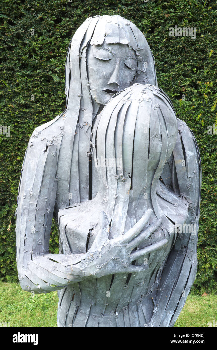 Acciaio zincato giardino scultura di madre e figlia, England, Regno Unito Foto Stock