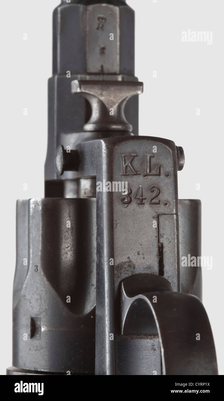 Reichsrevolver Mod. 1883,Mauser,militare,polizia,Cal. 10.6 mm, n. 886. Numeri corrispondenti, viti incluse. Foro quasi luminoso. Marchio di prova: Oberndorf antlers. Il produttore ha contrassegnato all'interno dell'ovale sulla piastra di bloccaggio 'Waffenf. Mauser 1883 Oberndorf', in servizio militare '86' per il 1886. Württemberg timbro unitario '121.R.3.1.'. Inventario della polizia n. "K.L./342."(Königliches Landjägerkorps,waffle 342)sul fondo del telaio accanto alla protezione del grilletto. Originale, opaco, leggermente macchiato bluing. Martello bianco lucidato. Pannelli di presa in noce liscio. Senza anello di cordino. Da buono a molto buono, diritti aggiuntivi-clearences-non disponibile Foto Stock