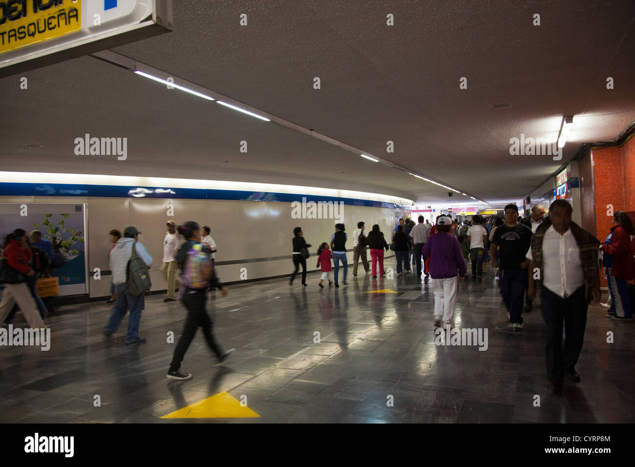 La gente esce Estacion Pino Suarez Metro in Città del Messico DF Foto Stock