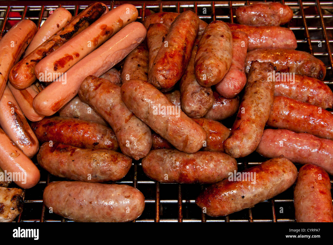 Arrosto di hot dog e salsicce sul barbecue Foto Stock