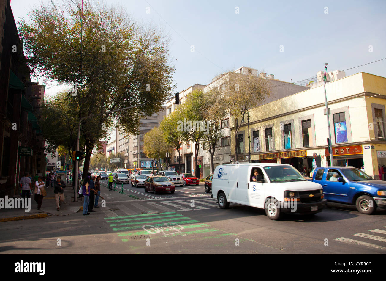 Avenida 20 de noviembre - una strada principale molto trafficata nel centro di Città del Messico DF Foto Stock