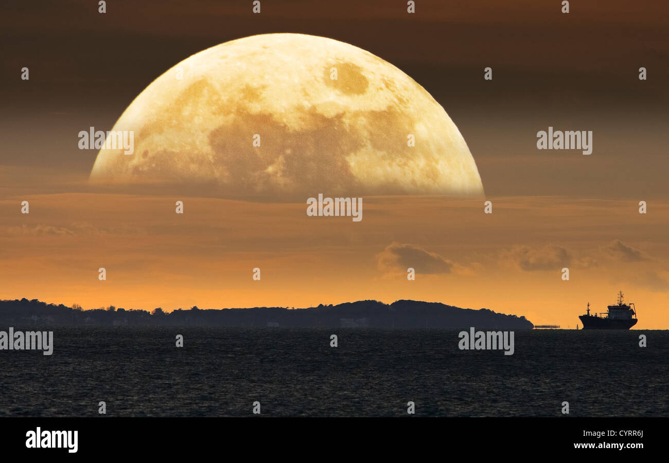 Astronomico,massiccio,enorme,impressionante,stupefacente,grande,più grande,colossale,la Luna,Solent, Coaster, Isola di Wight, Inghilterra, Regno Unito, Foto Stock