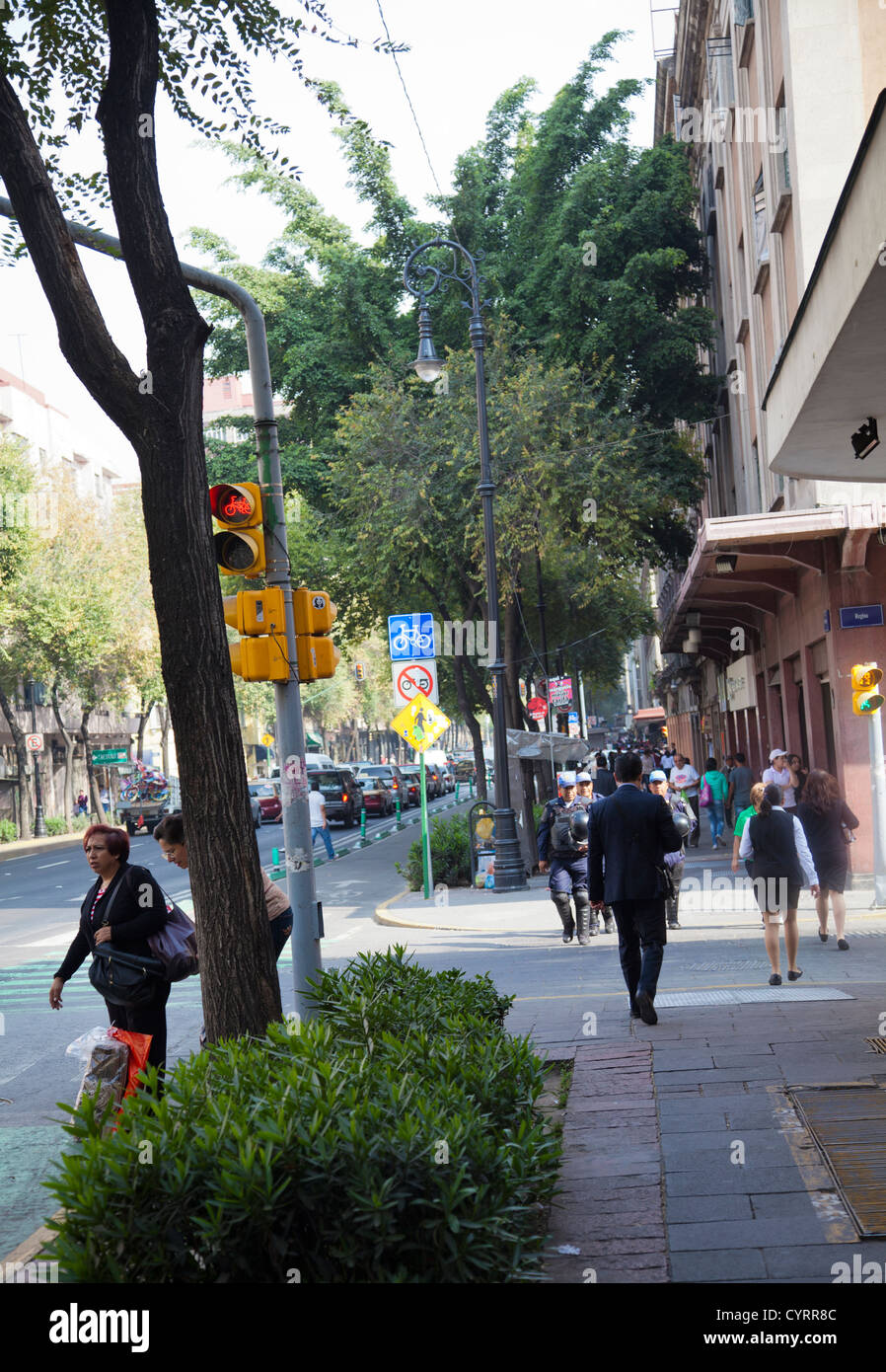 Avenida 20 de noviembre - una strada principale molto trafficata nel centro di Città del Messico DF Foto Stock
