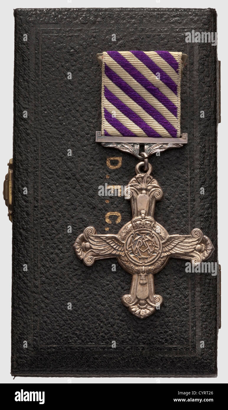 Distinguished Flying Cross 1918, daté 1944, notamment décernée aux pilotes de la bataille d'Angleterre, dans son coffret de la maison 'Royal Mint', bien marché 'DFC', , diritti-aggiuntivi-clearences-non disponibile Foto Stock