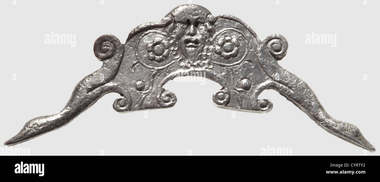 Un manico in argento greco di una bacinella da bere, circa 500 a.C. manico  in ghisa con decorazioni floreali in rilievo su un lato e raffigurazione di  un uomo bearded, le estremità