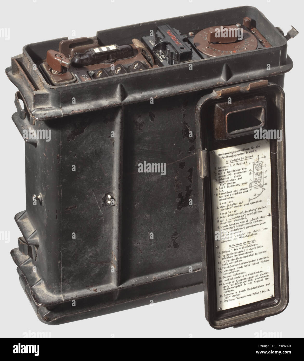 Field radio 'Feldfu.b1',Case in bachelite laccato grigio,l'esterno del coperchio con alfabeto ortografico,rivettato alle istruzioni operative interne,coperchio del vano accessori incrinato,rivettato all'interno di un elenco di contenuti. Vano con cinghia di fissaggio in tessuto e cavo di collegamento. Con maniglia in tessuto e gancio per dispositivo di trasporto, pannello di controllo con identificazione modello 'Feldfu. bl,007142,44', segnaletica, interruttori e tutte le prese. Vano accessori con antenna ad asta, microfono a gola, cuffie senza spina e cavo remoto. Non testato per la funzione o c,diritti aggiuntivi-clearences-non disponibile Foto Stock