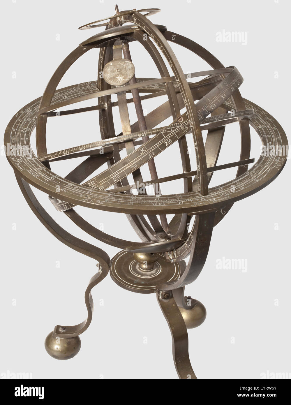 Una sfera armillare fiamminga con anello eclisciato, struttura interamente metallica del 18 ° secolo fatta di ottone con patina età scura.sfera con bande orizzontali continue all'equatore e ai tropici così come segni per il cerchio polare.la fascia equatore con 360 gradi finemente inciso scaling.Ecliptic ring con scala e segni astrologici.movibile clasp Con simbolo per la luna all'interno.treppiede sui piedini della sfera,l'anello di fissaggio con elaborato, scala multipla e le direzioni cardinali.parti numerate,viti con segni di punti.alcune piccole parti mancanti.,diritti aggiuntivi-distanze-non disponibili Foto Stock