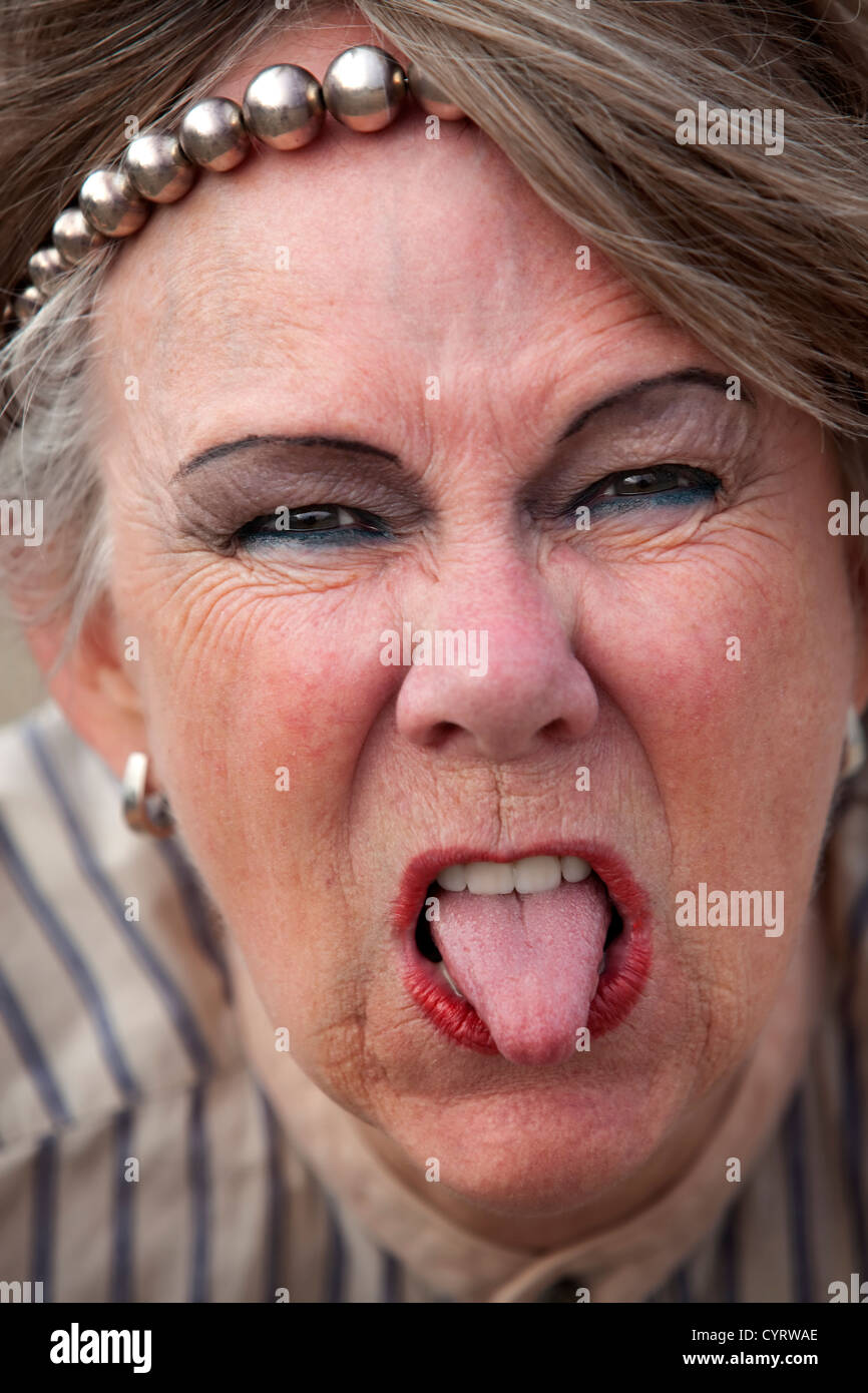 Primo piano di rude vecchia donna sporgenti dalla sua lingua Foto stock -  Alamy