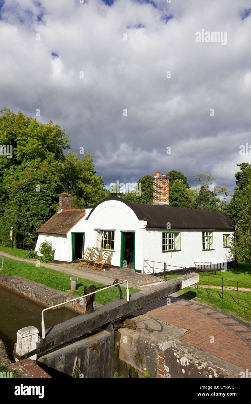 Cilindro serratura coperta cottage a Lowsonford in Stratford upon Avon Canal, Warwickshire, Inghilterra, Foto Stock