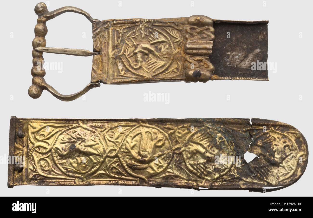 Accessori per cintura dorata in argento tedesco, XII secolo. Composto da  una fibbia,un fermaglio e 40 parti di raccordo di forma circolare e  oblunga. La fibbia e la chiusura con griffini e