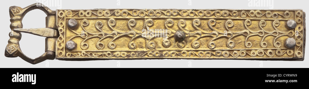 Accessori per cintura dorata in argento tedesco o francese, XIII/XIV  secolo, costituiti da una fibbia rivestita con filigrana, tre elementi di  fissaggio a forma di cuore e 51 elementi di fissaggio a