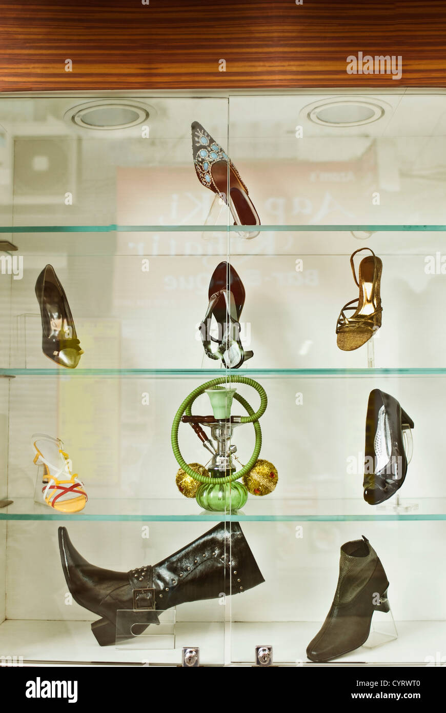 Scarpe e sandali in uno showroom, New Delhi, India Foto Stock