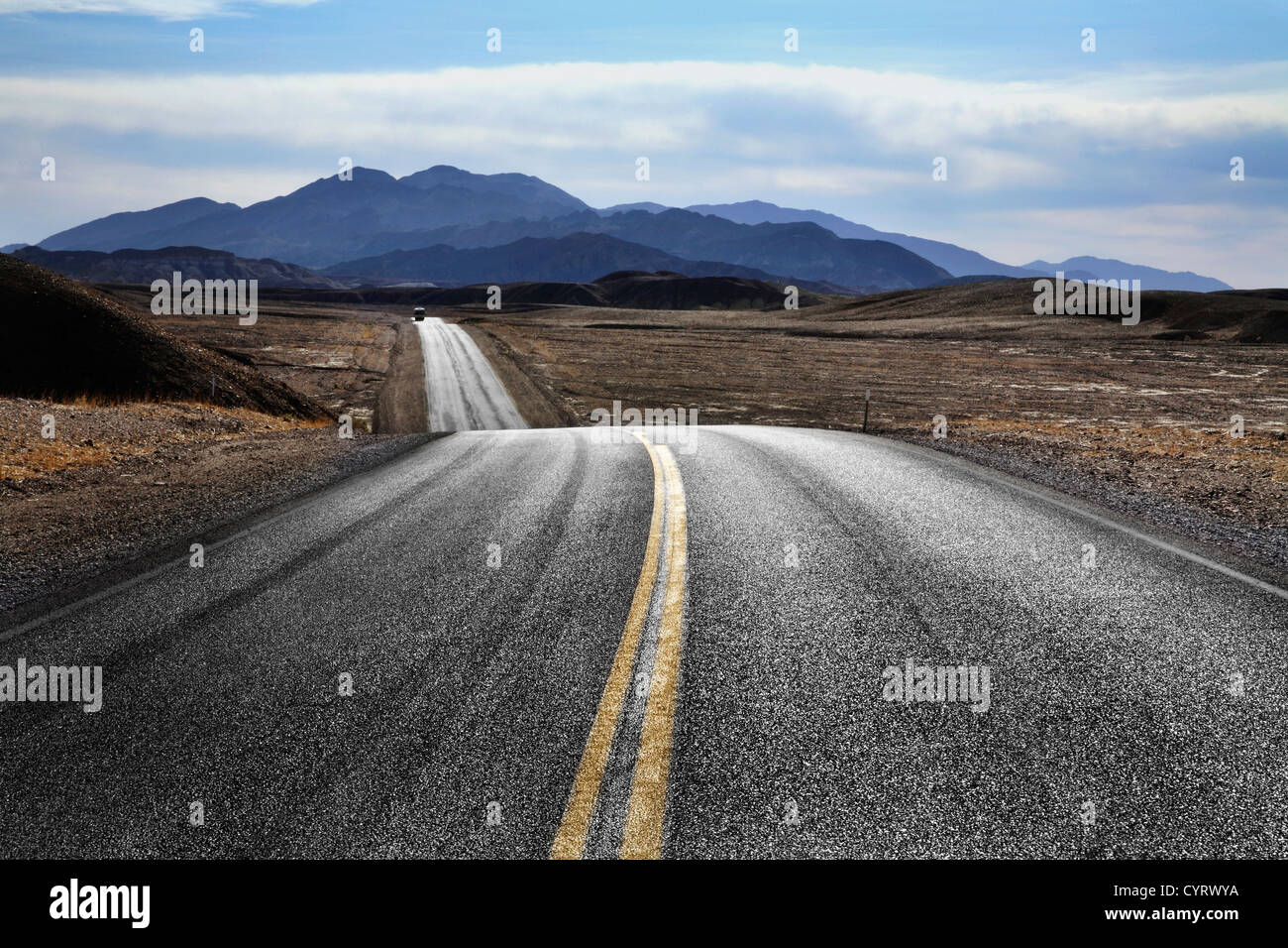 A due corsie asfalto autostrada passando attraverso il Parco Nazionale della Valle della Morte, CALIFORNIA, STATI UNITI D'AMERICA Foto Stock