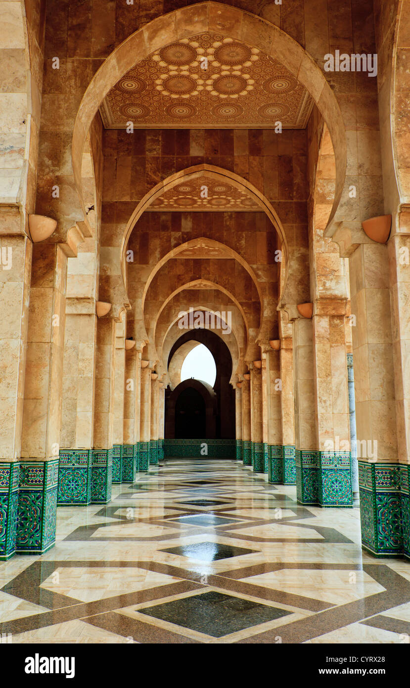 Intricato esterno in marmo e mosaico arcata in pietra al di fuori della moschea di Hassan II a Casablanca, in Marocco. Foto Stock