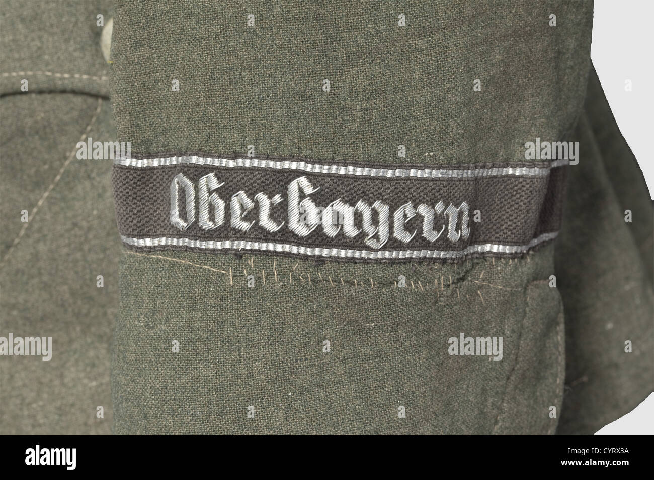 Field tunic M 37 per un Scharführer con titolo bracciale,di SS-Totenkopfstandarte 1 'Oberbayern' Field Grey tunic M 37 per un membro di SS-Totenkopfstandarte 1 'Oberbayern'.Depot pezzo di materiale di lana grigio di campo,tre fori per i ganci cintura,collari di colore giacca e tasche laterali oblique.rivestimento in cotone grigio-marrone con stampigliatura e dimensioni 'E.Höhndorf Uniformfabrik 48 bzw.1', rimozione dell'aquila della manica (segni visibili di utilizzo).polsino nero cucito a mano del funzionario standard con bordatura grigio-argento e scritta 'Oberbayern'.teste della morte,diritti aggiuntivi-clearences-non disponibili Foto Stock