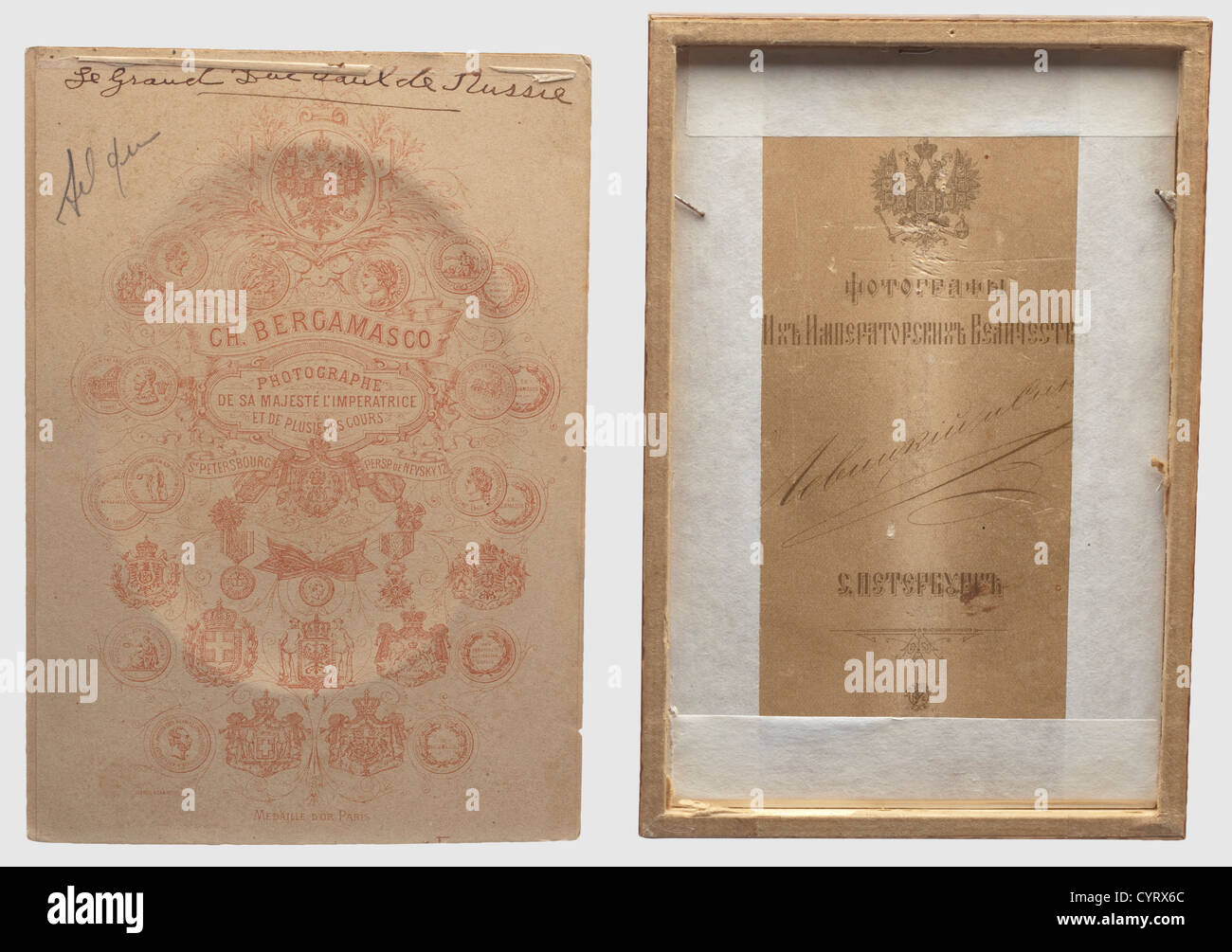 Due foto regalo di Tsar Nicholas II e della famiglia imperiale russa, la Russia, datate dal 1892 e ca.1900 foto del futuro zar con la sua firma manoscritta in inchiostro.il bordo destro con la firma in rilievo del fotografo di corte 'Levitsky'.il retro con il nome del fotografo stampato in oro.immagine della famiglia imperiale con il Identificazione del fotografo 'Levitsky,St.Petersburg'.Sliently stained.Both sotto vetro,in legno cornice,dimensioni cornice 17.2 x 11.5 cm e 18.7 x 13.2 cm.Also una foto precoce del granduca Pavel Alexdrovich(1860 - 1919)da ca,diritti aggiuntivi-clearences-non disponibile Foto Stock