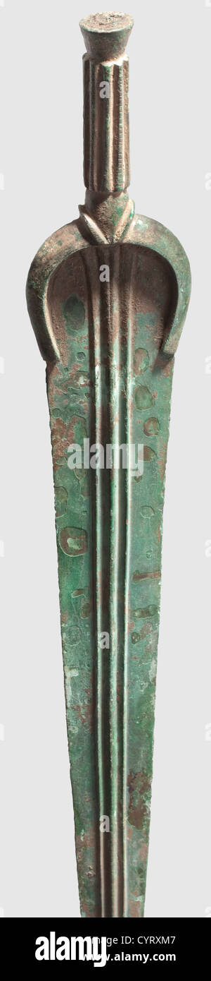 Una spada di bronzo Luristan, intorno al 800 a.C. Bronzo con patina nobile verde chiaro. Lama a doppio bordo con tre nervature su ciascun lato,montaggio a lama semicircolare,e impugnatura rotonda scanalata(manca un pompel). Lunghezza 60.5 cm. In bella condizione tranne per il pommel mancante. Provenienza: Mars & Merkur Auction House, 12 dicembre 1987. Lotto 32,storico,storico,antico,mondo,antico,tempi antichi,oggetto,oggetti,still,clipping,ritaglio,ritaglio,forature,mediterraneo,metalli preziosi,metalli preziosi,spinta,spinte,armi a mano,armi a mano,diritti aggiuntivi-clearences-non disponibili Foto Stock