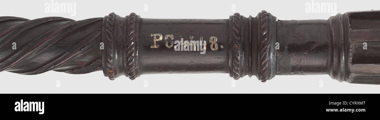 Un macis cerimoniale tedesco, circa 1600 testa battente con sei flange appuntite.There è una piastra di base impostata sul socket rotondo e un pomp.There spirally scanalato manico di legno duro finemente scolpito diviso in sezioni di bande ritorto.The grip è composto da fasce di viti decorative, e ha una forma fine, pommel.There multi-scalini è un Vecchio, bianco colorato numero di raccolta,'PC 4448', sul lato.la testa e manico hanno bella, immacolata età patina.lunghezza 56 cm.insieme al loro uso come armi, maces sono stati anche comunemente trasportati come simboli di mondo e militare po, Additional-Rights-Clearences-non disponibile Foto Stock