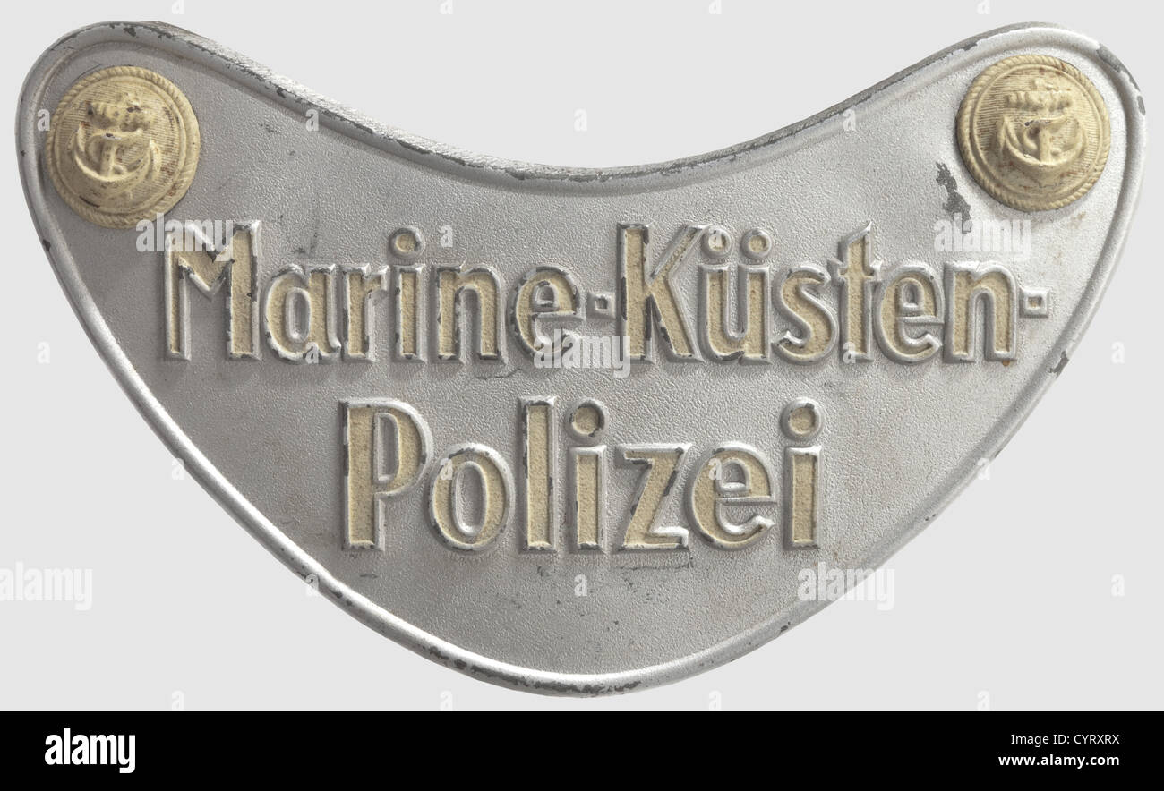 Kriegsmarine, un gorget per la polizia costiera navale problema argentato zinco fine, la scritta e pulsanti incorporati nella stampigliatura e rivestito con una vernice fosforescente. La copertura inversa del feltro grigio-blu,perno di fissaggio orizzontale. Un pezzo usato in un ottimo stato di conservazione. La polizia navale costiera era una parte del Kriegsmarine, incaricato del dovere di supervisionare il grembiule costiero, fiumi e laghi navigabili, storico, storico, anni trenta, 20 ° secolo, marina, forze navali, militari, militaria, ramo di servizio, rami di servizio, ar, diritti aggiuntivi-clearences-non disponibili Foto Stock