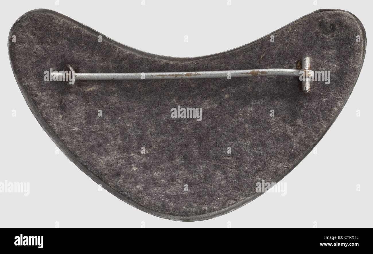 Kriegsmarine, un gorget per la polizia costiera navale problema argentato zinco fine, la scritta e pulsanti incorporati nella stampigliatura e rivestito con una vernice fosforescente. La copertura inversa del feltro grigio-blu,perno di fissaggio orizzontale. Un pezzo usato in un ottimo stato di conservazione. La polizia navale costiera era una parte del Kriegsmarine, incaricato del dovere di supervisionare il grembiule costiero, fiumi e laghi navigabili, storico, storico, anni trenta, 20 ° secolo, marina, forze navali, militari, militaria, ramo di servizio, rami di servizio, ar, diritti aggiuntivi-clearences-non disponibili Foto Stock