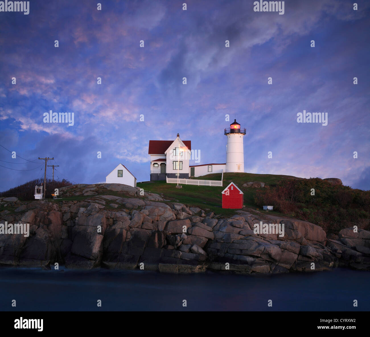 Una veramente splendido tramonto al Classic Nubble faro, Cape Neddick, Maine, Stati Uniti d'America Foto Stock