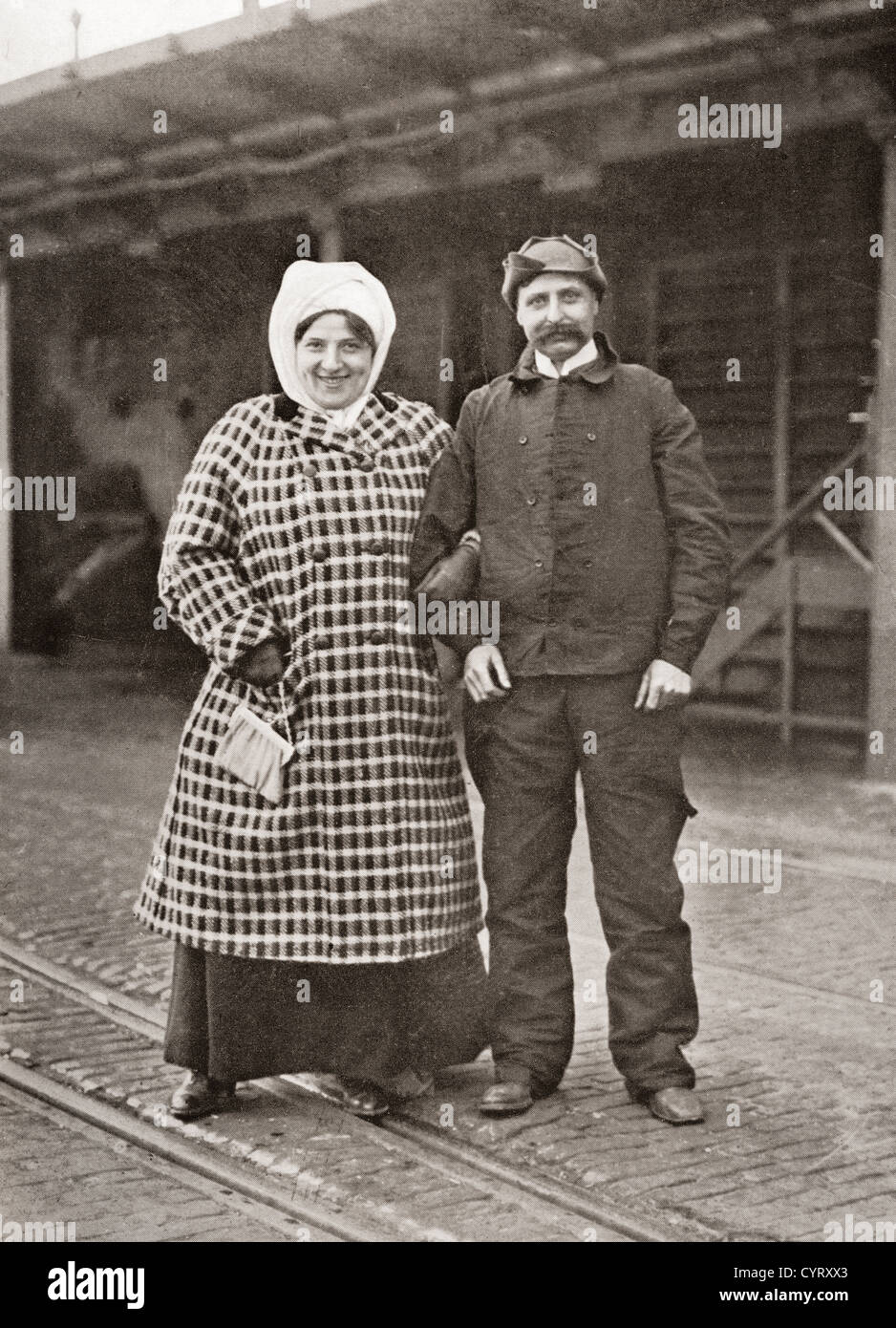 Louis Blériot e sua moglie Alice Védère dopo la sua croce il volo di canale nel 1909. Foto Stock