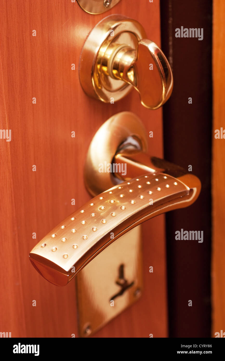 La maniglia dello sportello e la serratura sicuro nel nuovo appartamento Foto Stock