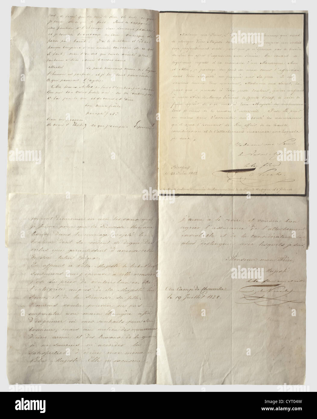 Tsar Nicholas i(1796 - 1855), due lettere con firma manoscritta lettere in francese a re Guglielmo i dei Paesi Bassi. Scritto nel campo vicino a Schumen (Bulgaria) durante la guerra russo-turca, risalente al 19.VII.1828. Doppio foglio (25.3 x 20 cm). Tre pagine scritte con inchiostro, Nicholas i ringrazia per le notizie fornite dal principe William (che in seguito divenne re Guglielmo II, marito della sorella dello zar Anna Pavlovna) e le informazioni sull'impegno della principessa Marianne. Leggermente macchiato. Nel 1830, ventenne principessa Marianne sposò sua cugina PRI, diritti aggiuntivi-clearences-non disponibile Foto Stock