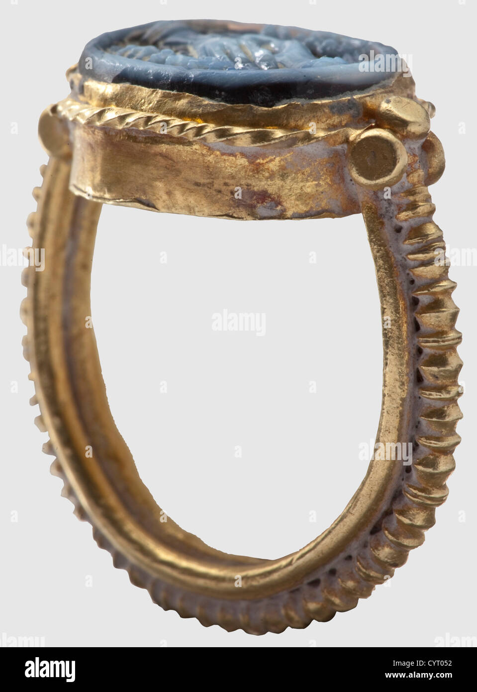 Un anello di cammeo romano d'oro, i / II secolo. Robusto cerchio con una  fascia di perle applicata, entrambe le spalle con tre perle d'oro. Cornice  ovale circondata da filo intrecciato. Cameo
