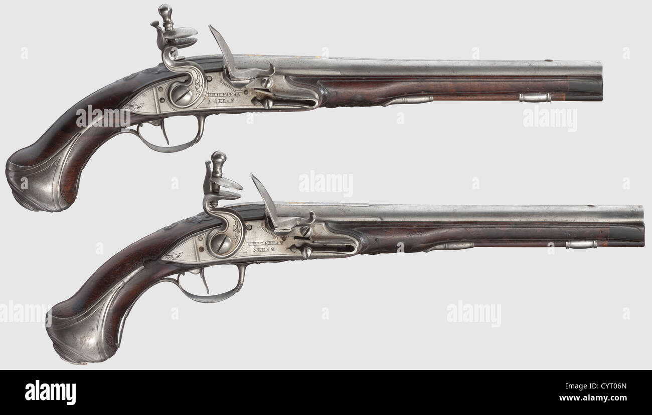 Un paio di pistole flintlock, Jean Brice, Sedan, circa 1720. Canne rotonde e fori lisci in cal. 14 mm con residui di oro intarsiato sulle nervature intermedie. Flintlock leggermente inciso per via orale (un martello vecchio sostituito), entrambi firmati 'BRICE JEAN A SEDAN'. Stocks di noce intagliato (prua-end-old-attached) con nasi di corno e mobili in ferro ornamentalmente incisi. aste in legno con punte a tromba. Lunghezza 40.5 cm ciascuno. Jean Brice,Sedan,Ardenne circa 1720,storico,storico,XVIII secolo,pistola civile,pistole civili,portatile,pistola,pistole,armi da fuoco,armi da fuoco,fuoco,diritti aggiuntivi-clearences-non disponibile Foto Stock