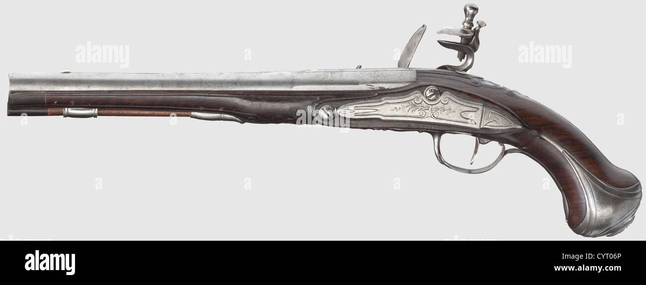 Un paio di pistole flintlock, Jean Brice, Sedan, circa 1720. Canne rotonde e fori lisci in cal. 14 mm con residui di oro intarsiato sulle nervature intermedie. Flintlock leggermente inciso per via orale (un martello vecchio sostituito), entrambi firmati 'BRICE JEAN A SEDAN'. Stocks di noce intagliato (prua-end-old-attached) con nasi di corno e mobili in ferro ornamentalmente incisi. aste in legno con punte a tromba. Lunghezza 40.5 cm ciascuno. Jean Brice,Sedan,Ardenne circa 1720,storico,storico,XVIII secolo,pistola civile,pistole civili,portatile,pistola,pistole,armi da fuoco,armi da fuoco,fuoco,diritti aggiuntivi-clearences-non disponibile Foto Stock