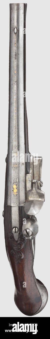 Un paio di pistole flintlock, Jean Brice, Sedan, circa 1720. Canne rotonde e fori lisci in cal. 14 mm con residui di oro intarsiato sulle nervature intermedie. Flintlock leggermente inciso per via orale (un martello vecchio sostituito), entrambi firmati 'BRICE JEAN A SEDAN'. Stocks di noce intagliato (prua-end-old-attached) con nasi di corno e mobili in ferro ornamentalmente incisi. aste in legno con punte a tromba. Lunghezza 40.5 cm ciascuno. Jean Brice,Sedan,Ardenne circa 1720,storico,storico,XVIII secolo,pistola civile,pistole civili,portatile,pistola,pistole,armi da fuoco,armi da fuoco,fuoco,diritti aggiuntivi-clearences-non disponibile Foto Stock