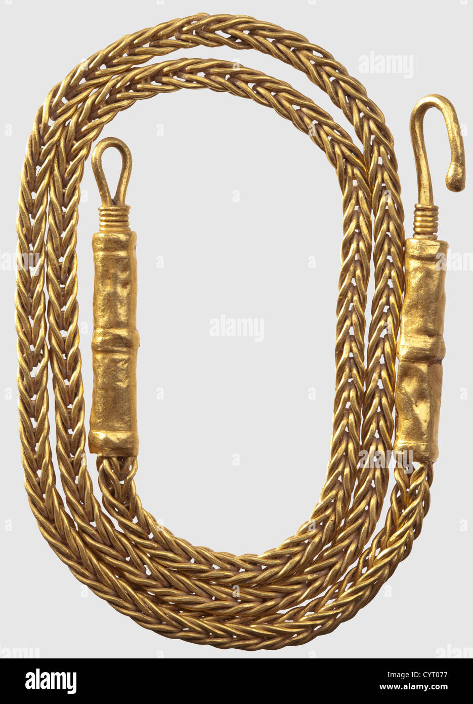 Collana romana in oro, i/II secolo d.C. catena finemente lavorata fatta di  maglie di filo, entrambe le estremità rinforzate da una ghiera a forma di  tubo. Chiusura a gancio intatta. Lunghezza 48