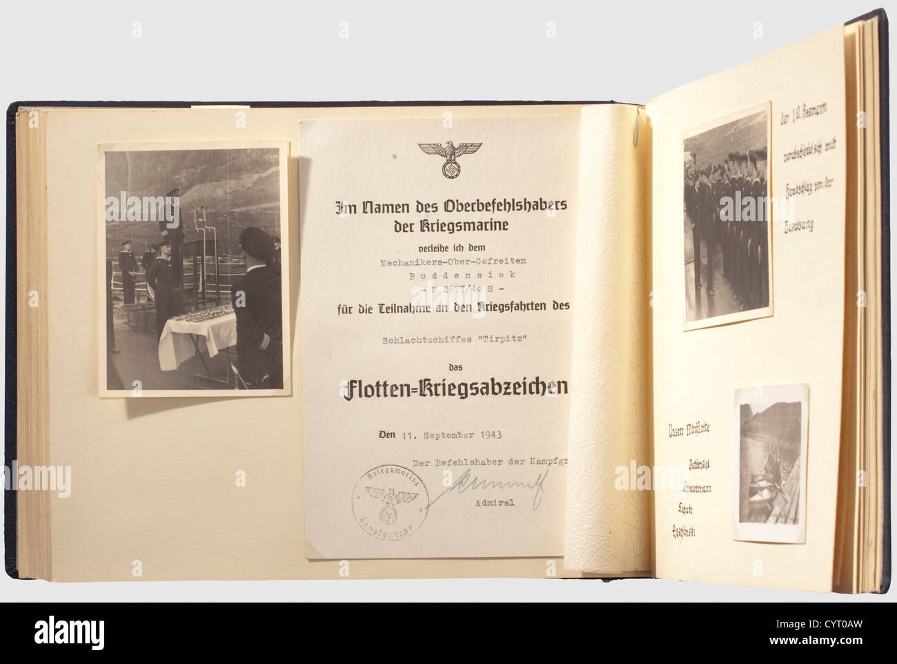 Corazzata Tirchitz, ordini, certificati e album fotografici eredità completa di proprietà di un membro dell'equipaggio del 'TIRPITZ', Maschinen-Obergefreiter(ingegnere PFC)(Artillery)Albert Buddensiek. Inclusi gli ordini: Fleet War Badge in metallo non ferroso con ID 'FEC del costruttore. Adolf Bock Ausf. Schwerin Berlin', certificato di riconoscimento incluso rilasciato il 11 settembre 1943 con la firma originale dell'ammiraglio Kummetz storico,storico,popolo,anni trenta,XX secolo,marina,forze navali,militari,militaristi,ramo di servizio,rami di servizio,forze armate,serv armato,diritti aggiuntivi-clearences-non disponibili Foto Stock