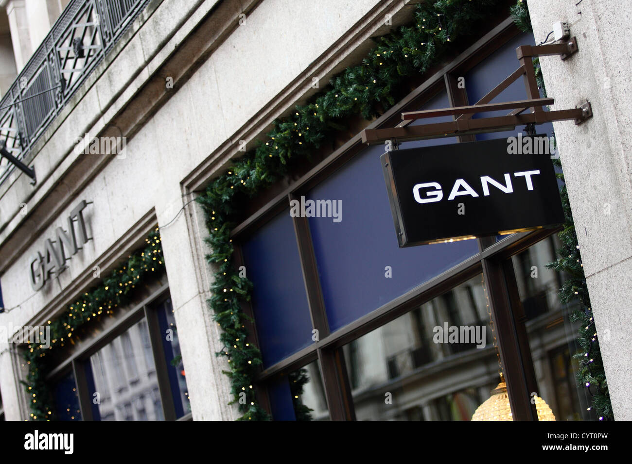 Appeso un segno e un negozio di segno per la Gant store in Regent Street, Londra Foto Stock