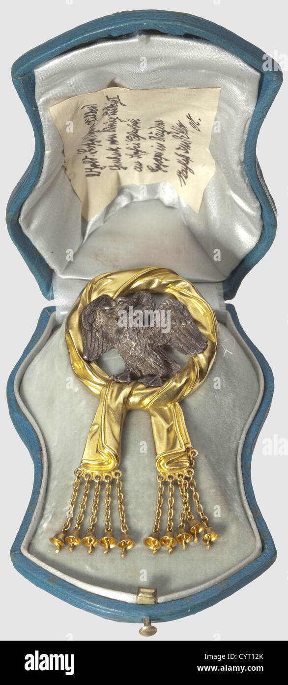 Re Ludovico II di Baviera (1845 - 1886), una spilla di cigno, un regalo per Sophie Charlotte in Baviera, circa 1867 oro e argento. Una sciarpa è affondata in una corona con piccole campane appese su catene sottili, un cigno con ali spalmabili in piedi nel mezzo, il piumaggio finemente cesellato. Nessun segno distintivo, ago dorato di rospo sul lato opposto. Dimensioni circa 80 x 40 mm, peso 41.31 g. Nella custodia originale in pelle blu con fodera in velluto e seta. Il coperchio con un'etichetta manoscritta del principe Alfons di Baviera(1862 - 1933)'Gold-Brosche... Geschenk von König Ludwig,Additional-Rights-Clearences-not available Foto Stock