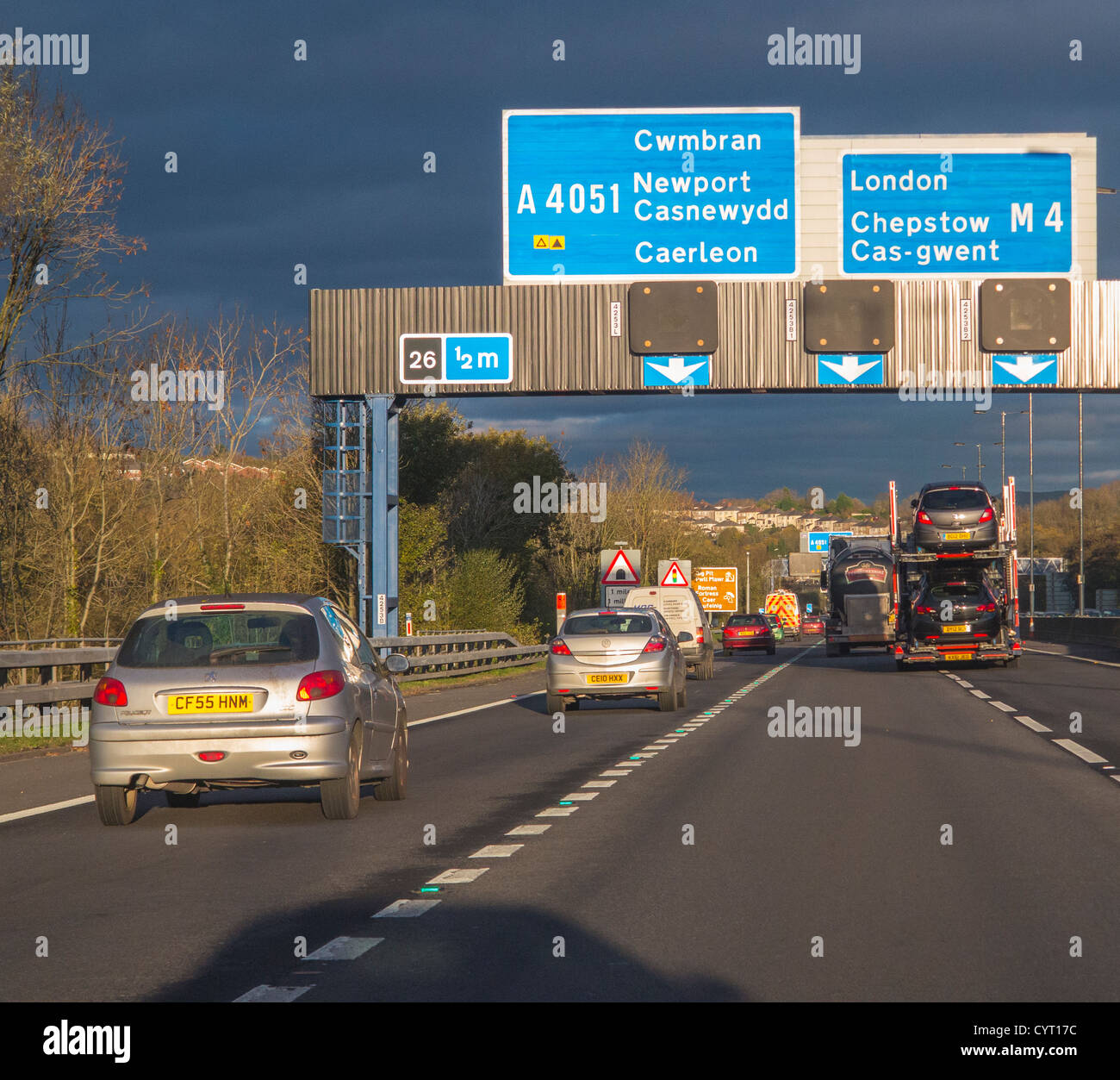 Autostrada M4 con le automobili e camion in Galles con overhead gantry che mostrano segni di Londra M4, vicino a Cardiff Galles Wales Foto Stock