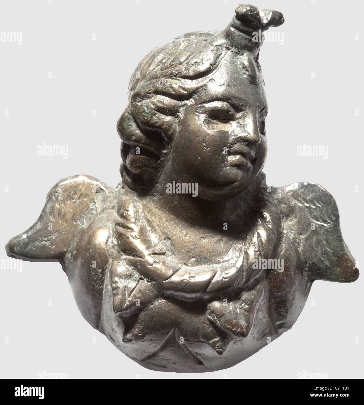 Un'applicazione Eros con alinga romana, i/II secolo d.C. Bronzo con patina verde grigia sul lato opposto. Eros alato in fusione cava con la testa leggermente curvata a sinistra e i capelli intrecciati. Gli occhi erano probabilmente intarsiati in argento originariamente. Bella lavorazione. Altezza 7.7 cm. Provenienza: Collezione privata della Germania del Sud, anni 70 e successivi, storica,storica,mondo antico,mondo antico,tempi antichi,oggetto,oggetti,fermi,ritaglio,ritaglio,ritaglio,ritaglio,forature,mediterraneo,metallo prezioso,metalli preziosi,scultura,sculture,statuette,statuette,figurine,figurine,s,diritti aggiuntivi-non disponibili Foto Stock