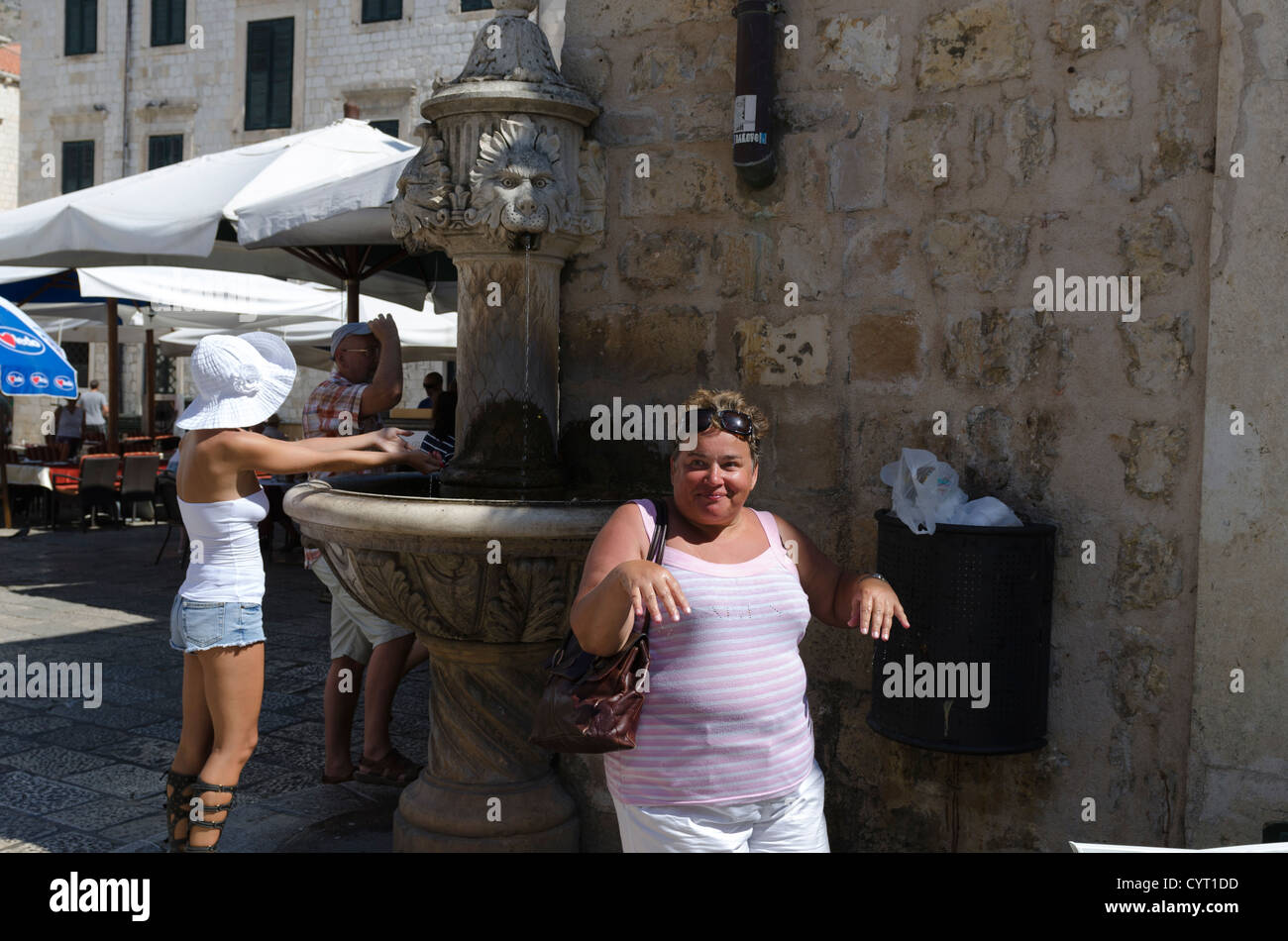 [Città vecchia] Dubrovnik turistico fontana di acqua persone Foto Stock