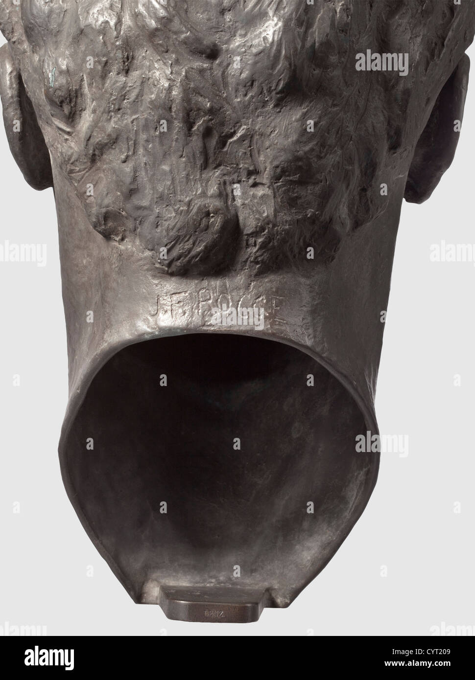 Friedrich Nietzsche (1844 - 1900), un busto di Friedrich Rogge 1943 Bronzo con patina scura, la più grande del ritratto di vita firmata alla nuca 'J.F. Rogge', lo zoccolo con timbro della fonderia 'Lenz". Altezza ca. 53 cm. Questo busto e la seguente maschera di morte sono state fatte per il memoriale di Nietzsche, che era stato previsto a Weimar e venne a casa il archivio di Nietzsche. Il dott. Johannes Friedrich Rogge (1898 - 1983) prima studiato scienze prima di dedicarsi alle belle arti dal 1922 in poi. Nonostante il successo di critica che ha guadagnato a Berlino arte exh, artista del diritto d'autore non deve essere cancellata Foto Stock