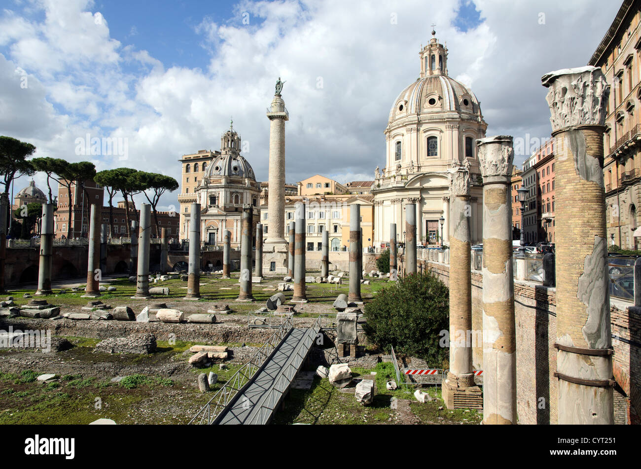 Colonna di Traiano e la Chiesa del Santissimo Nome di Maria al Foro Traiano - Roma, Italia Foto Stock
