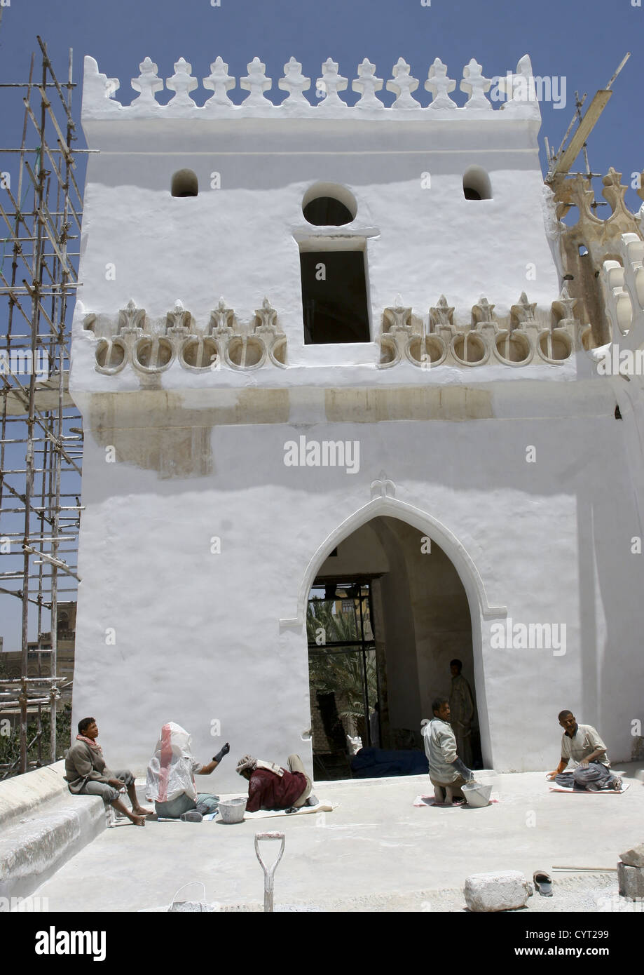 Gli uomini rinnovando Al Amiriya moschea in rada, Yemen Foto Stock