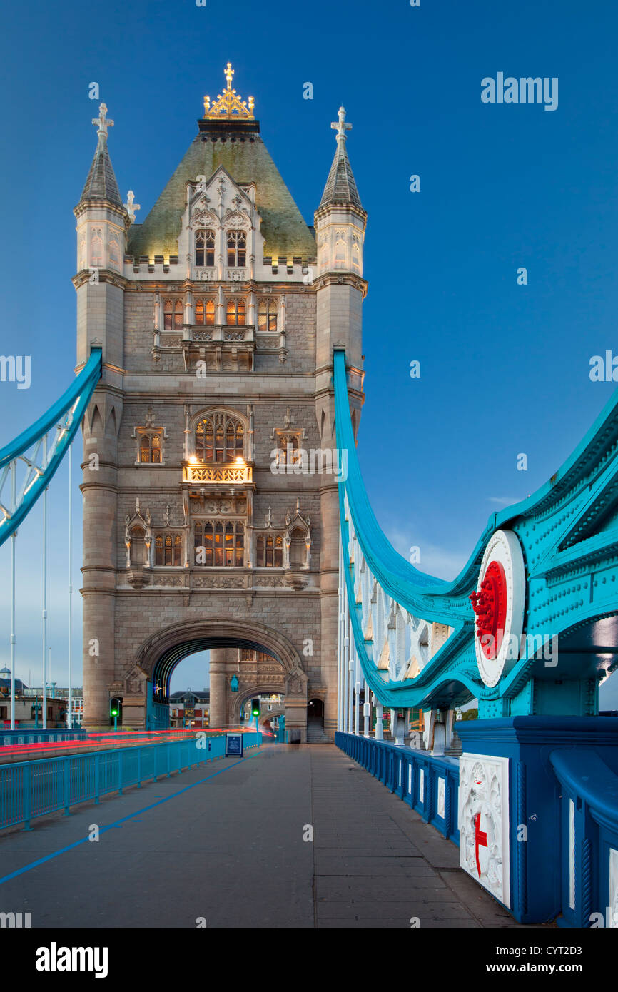 Il Tower Bridge oltre il Fiume Tamigi, Londra Inghilterra, Regno Unito Foto Stock